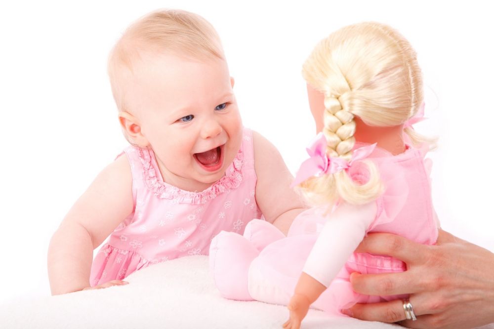 Leksaker för 6 månader gamla barn är av stor betydelse för deras utveckling och lekfulla upplevelse