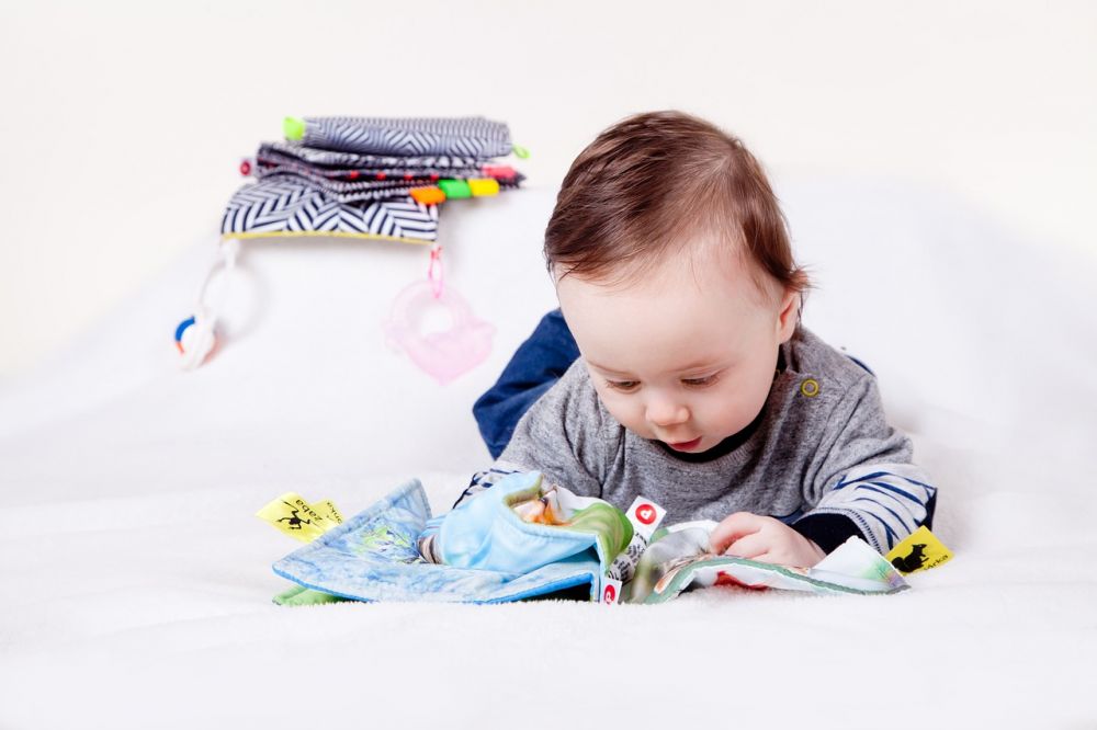 Leksaker för 10 månader gamla barn: Främjande av utveckling och roligt lärande